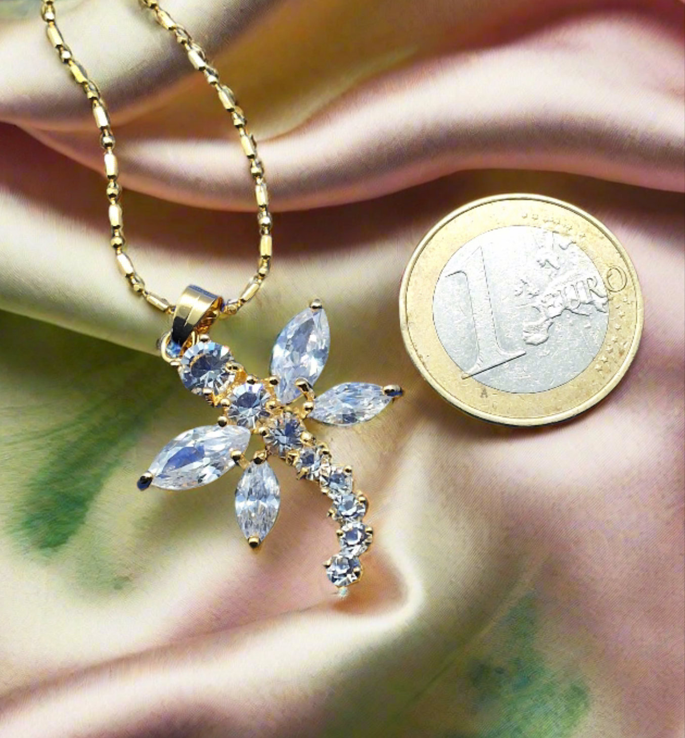 Pendentif en zirconia imitation diamant en forme de libellule