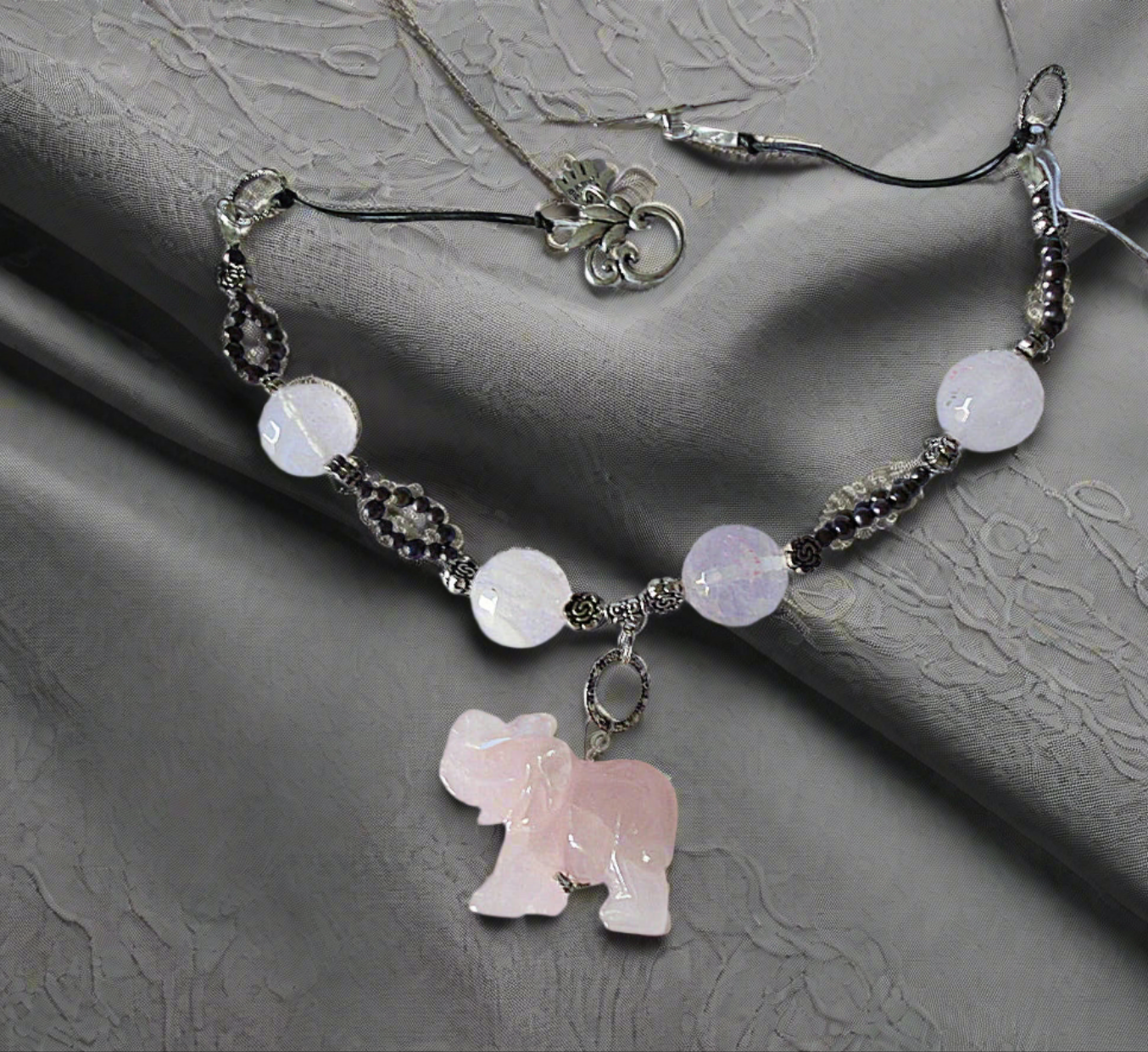Collier en perles et elephant sculpté en quartz rose véritable