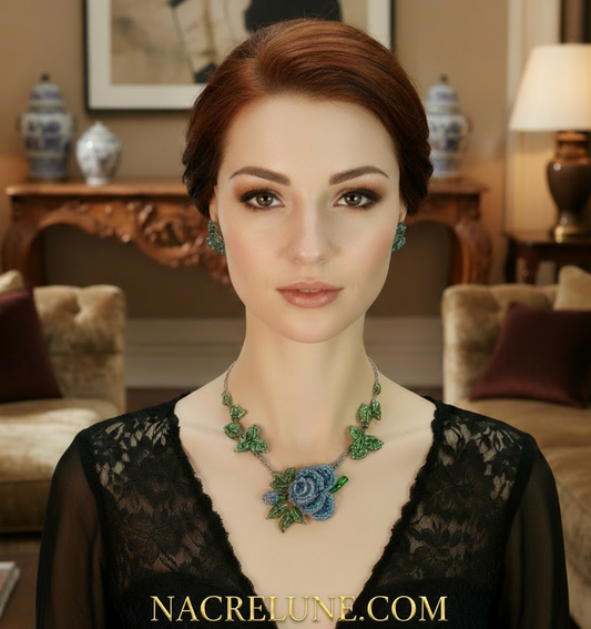 Parure en strass représentant des roses bleues NACRELUNE parure