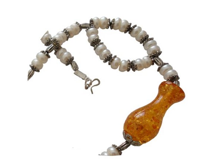 Collier en perles culture avec perles d'ambres pressé