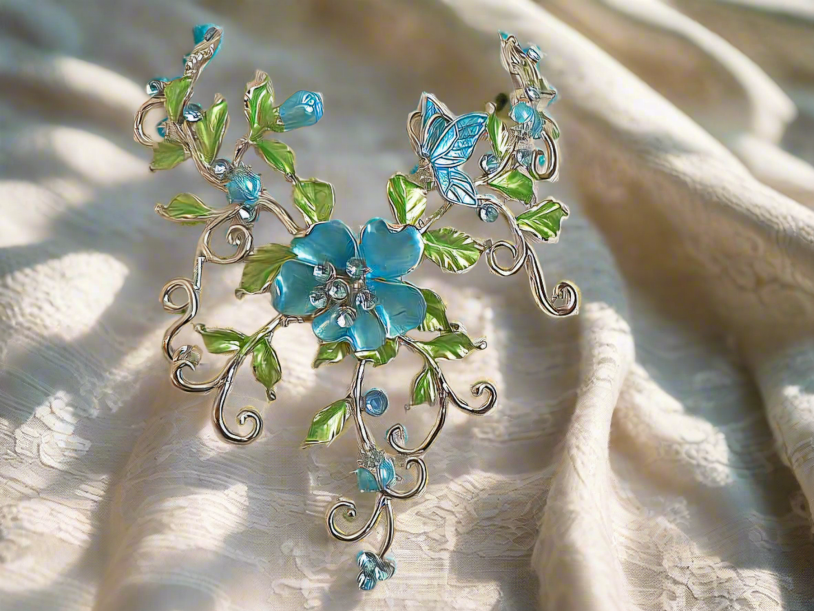 Parure en émail bleu avec fleurs, papillon et coccinelle