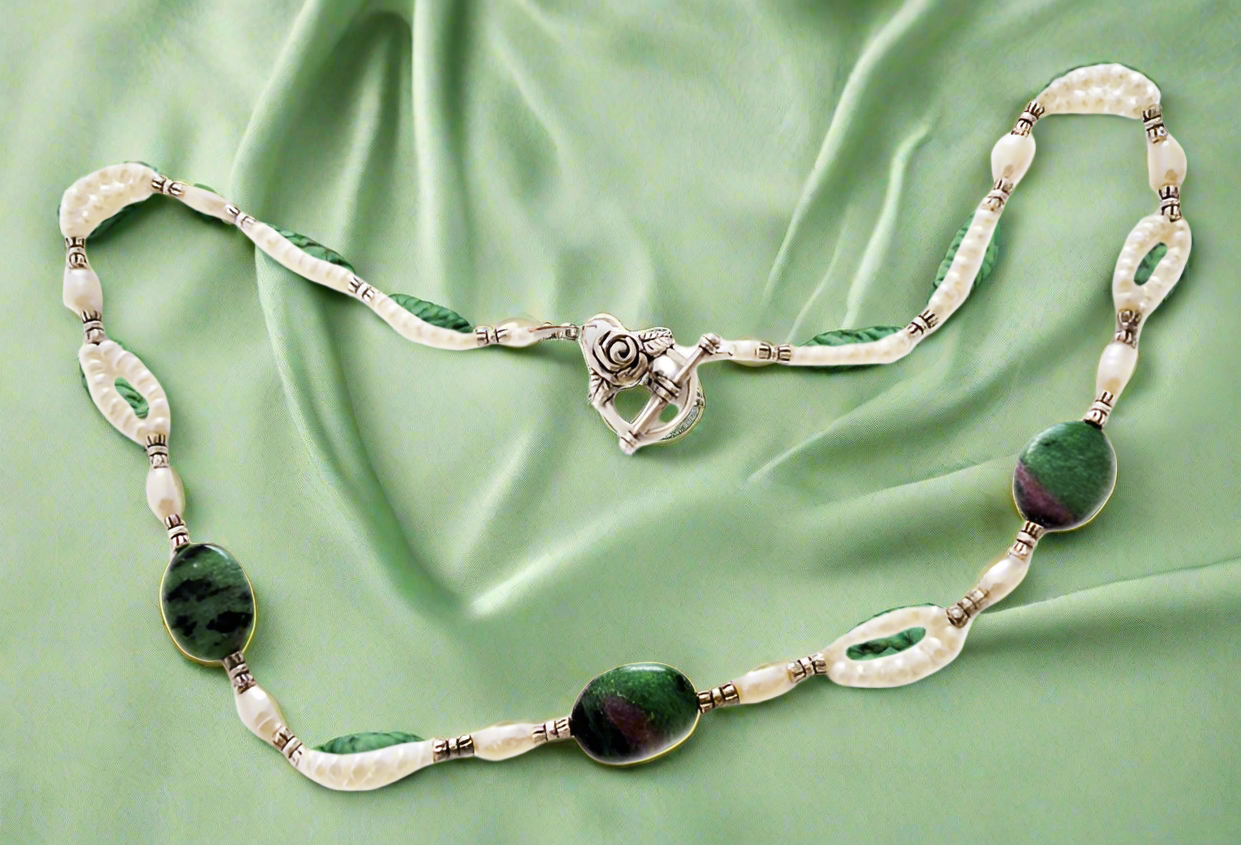 Collier en perles de culture et rubis zoïsites polis