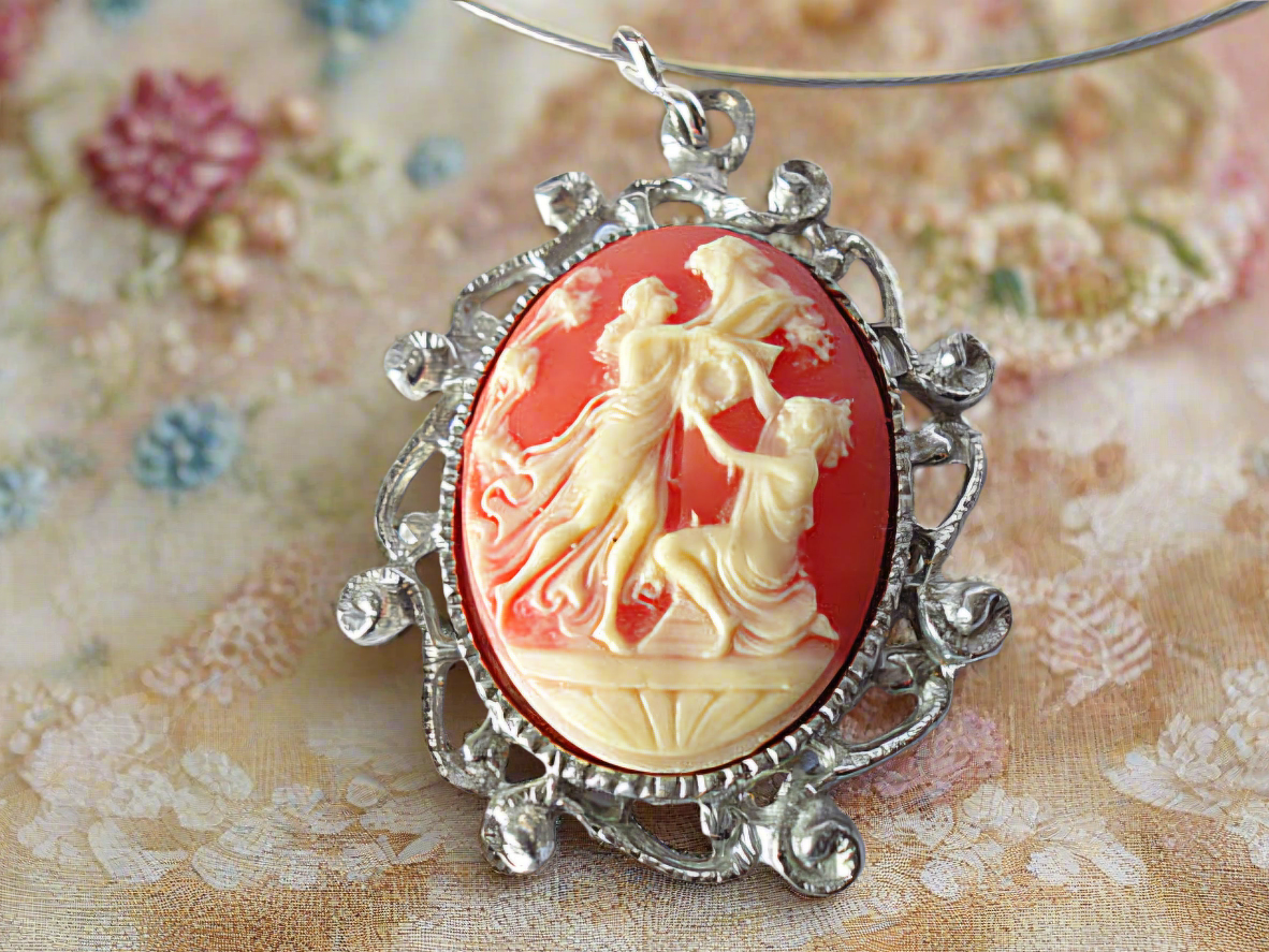 Grand pendentif camée en résine orange représentant 2 femmes