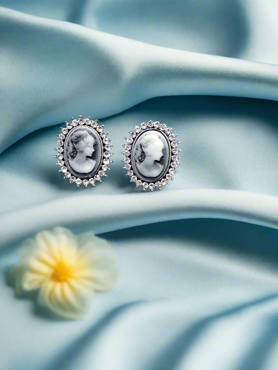 Fancy cameo earrings BO31