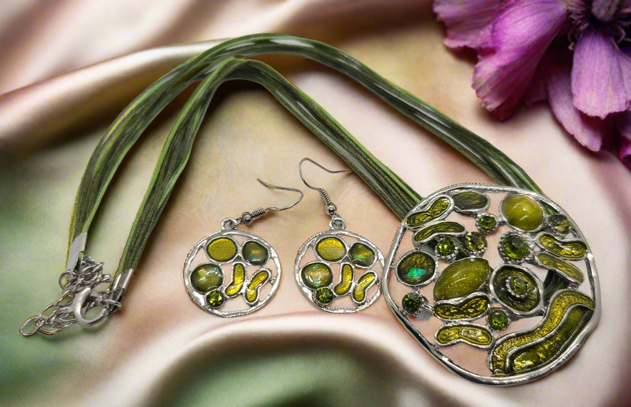 Pendentif en émail et strass avec boucles assorties vertes