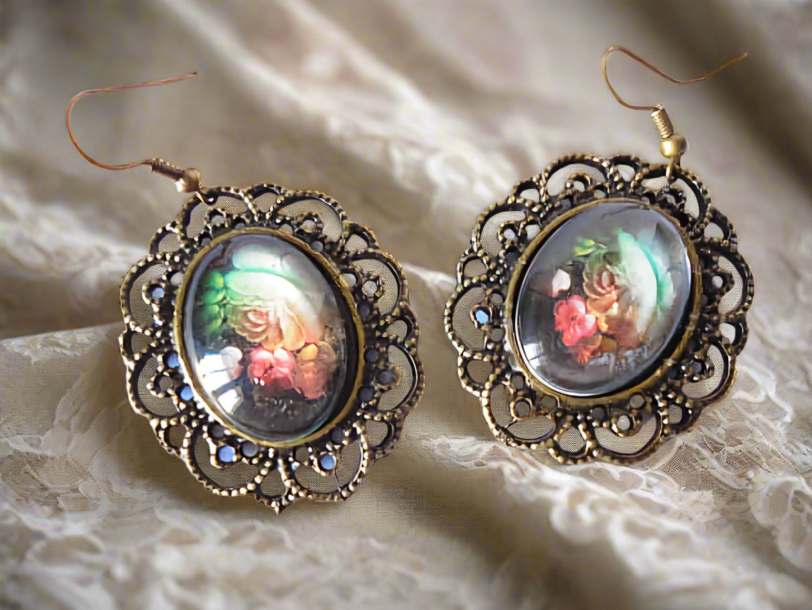 Parure en perles de culture véritables et perles acrylique avec camée en verre représentant des fleurs détail boucles