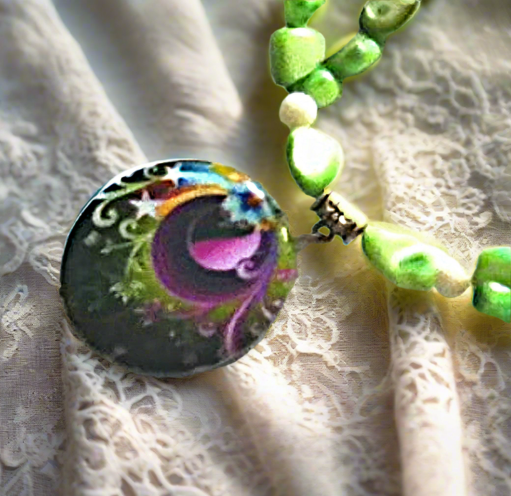 Collier en perles de nacre avec pendentif en nacre peint plume de paon