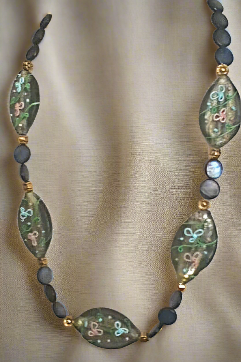 Collier pastilles nacre bleu et gdes perles verre peintes main