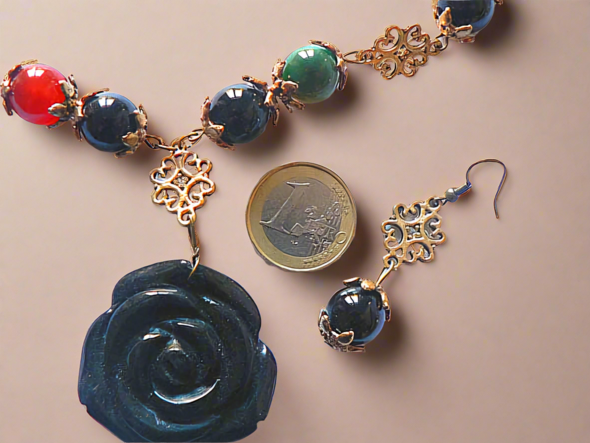 Parure en perles d'agates multicolores et rose sculptée en onyx détail