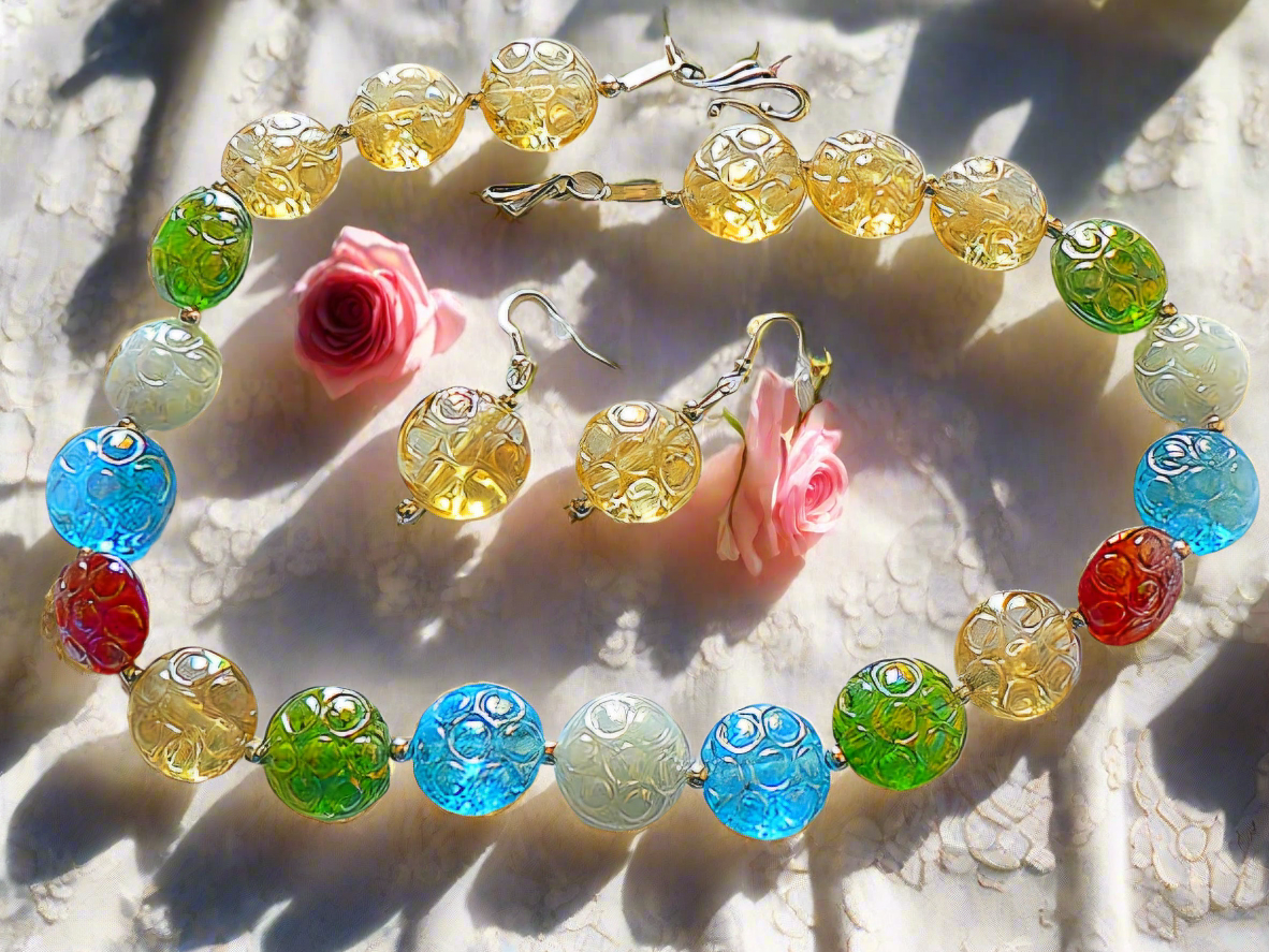 parure en perles de résine gravée