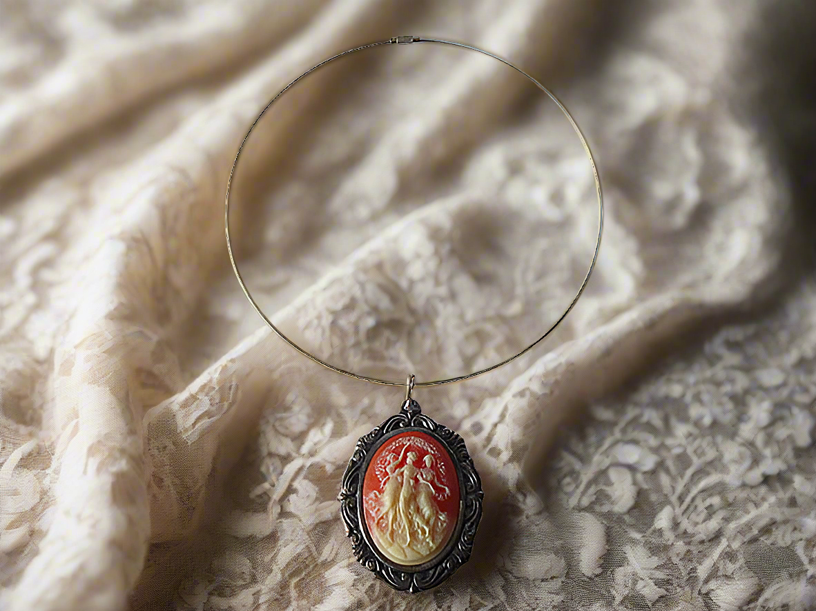 Grand pendentif camée orange représentant 3 grâces avec collier