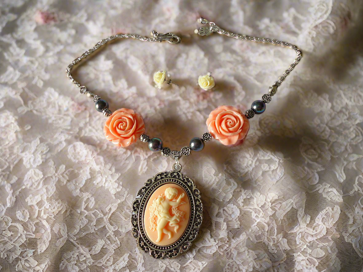 Parure avec fleurs en resine corail et perles de nacre avec camée