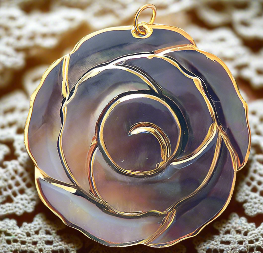 pendentif grande fleur nacre grises et dorée