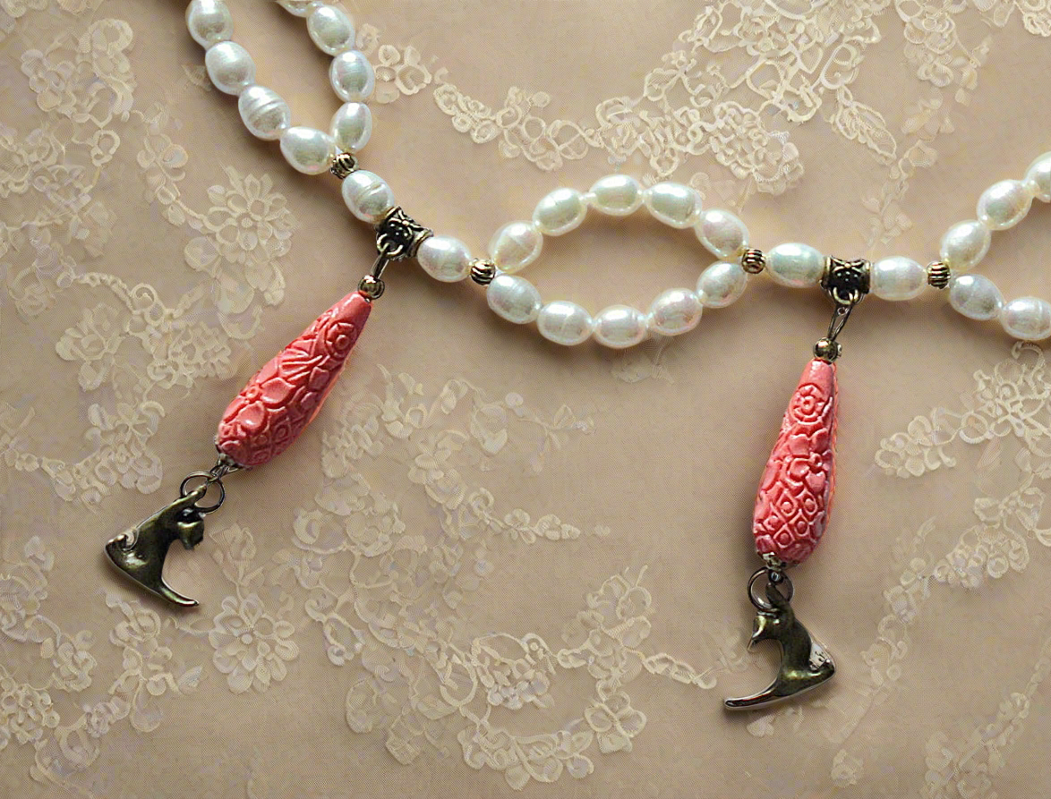 Collier en perles de culture avec pendentifs imitation corail
