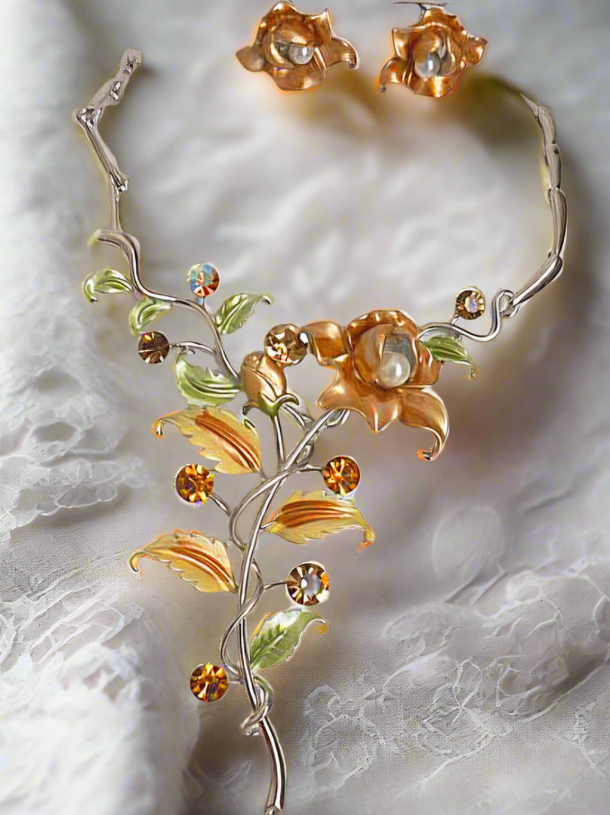 Parure fleurs en émail jaune orangé