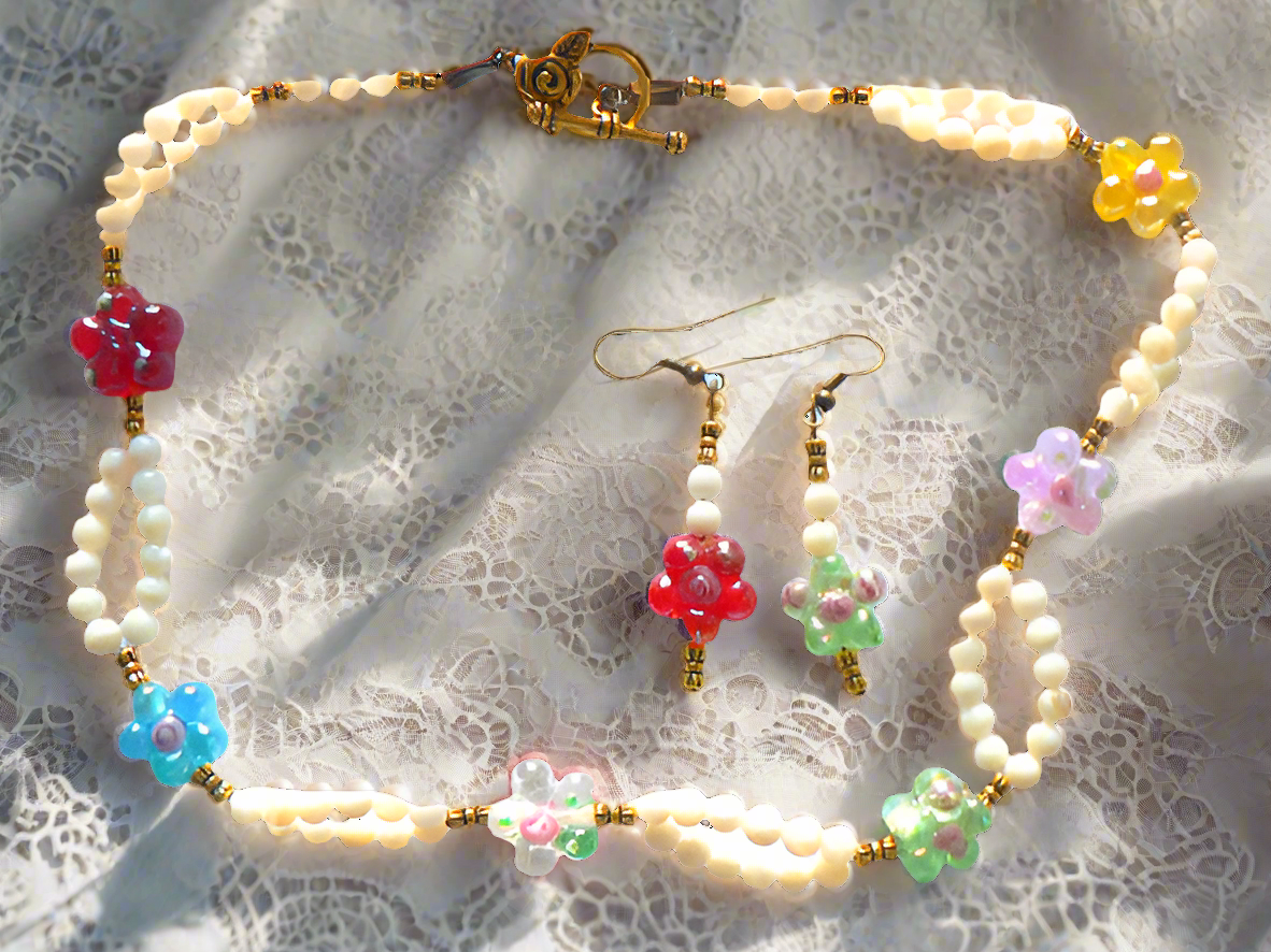 Parure en perles de nacre avec fleurs de verre