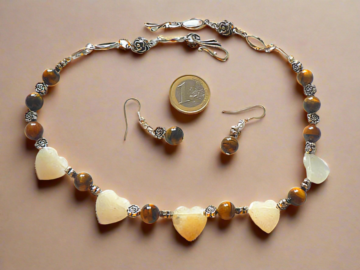 Parure en perles d' oeil du tigre et coeurs citrine jaune polis