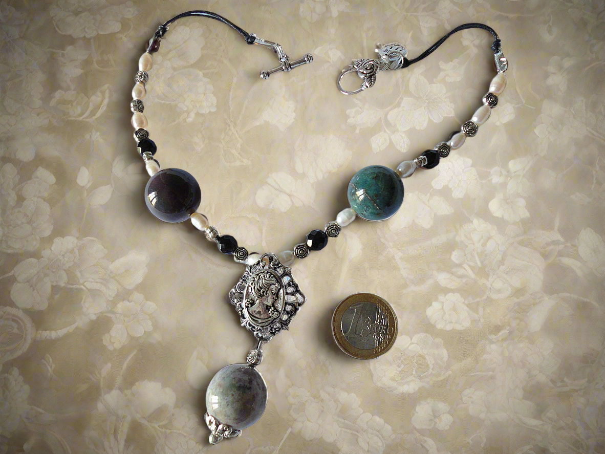 Collier en perles d' agates indiennes polies et petit camée en métal