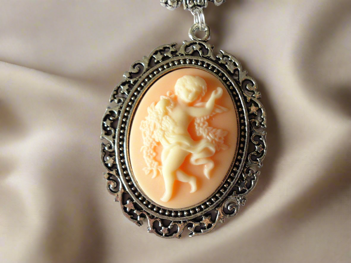 Parure avec fleurs en resine corail et perles de nacre avec camée détail du pendentif