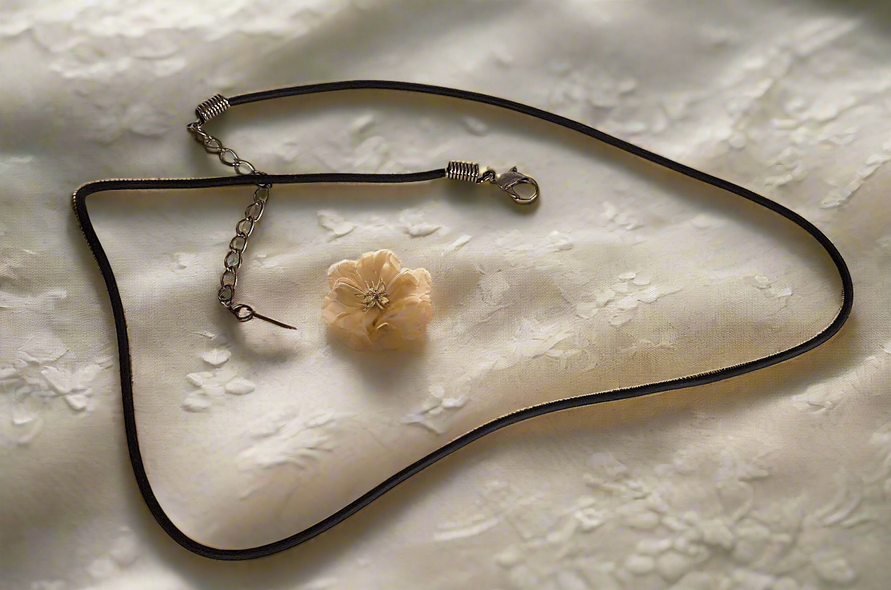 Pendentif en verre représentant une fleur colorée