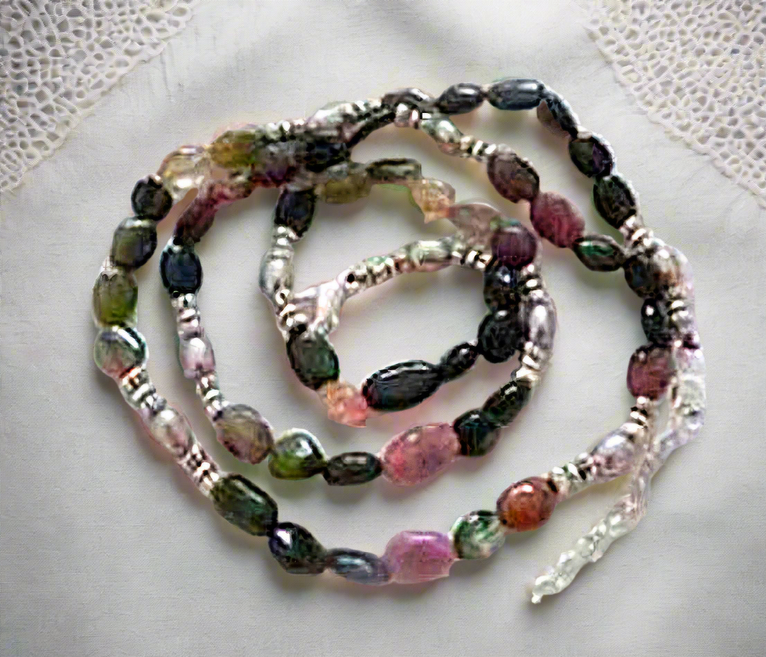 Parure en perles de tourmalines polies de différentes couleurs
