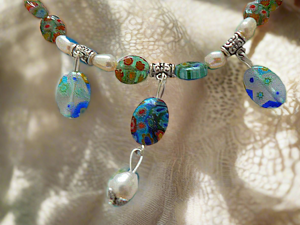 Parure en perles de verre millefiori et perles de culture