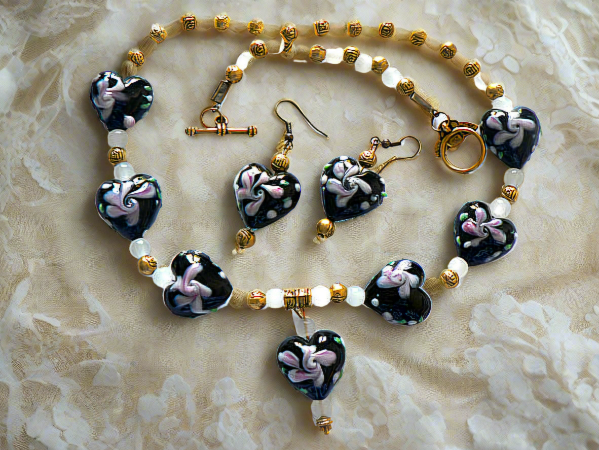 parure en perles de verre et coeurs en verre noir et rose décorés à la main