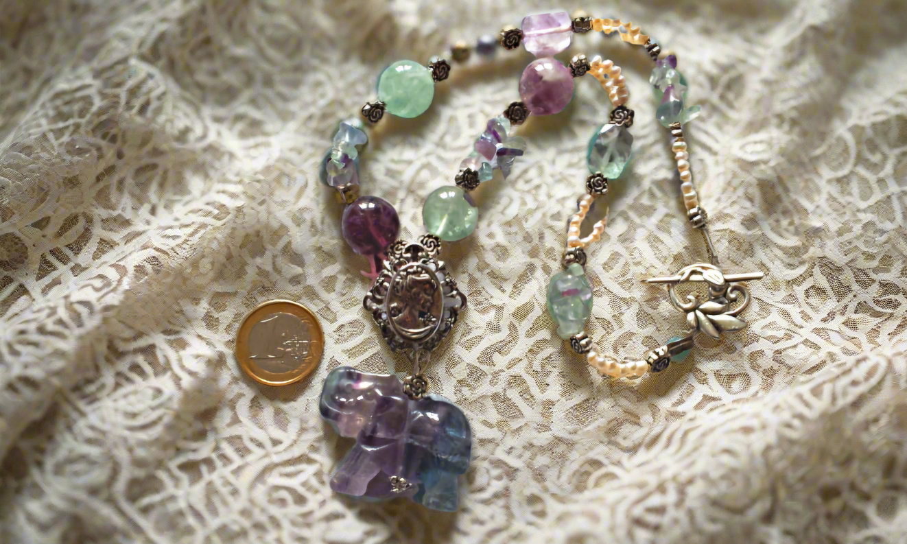 Collier en perles et elephant sculptés en fluorite naturelle et perles avec camée métal