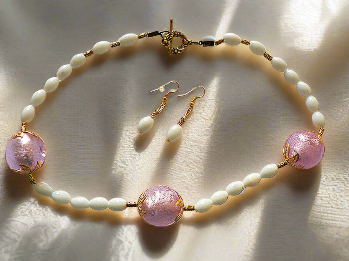 parure en boules de verre rose