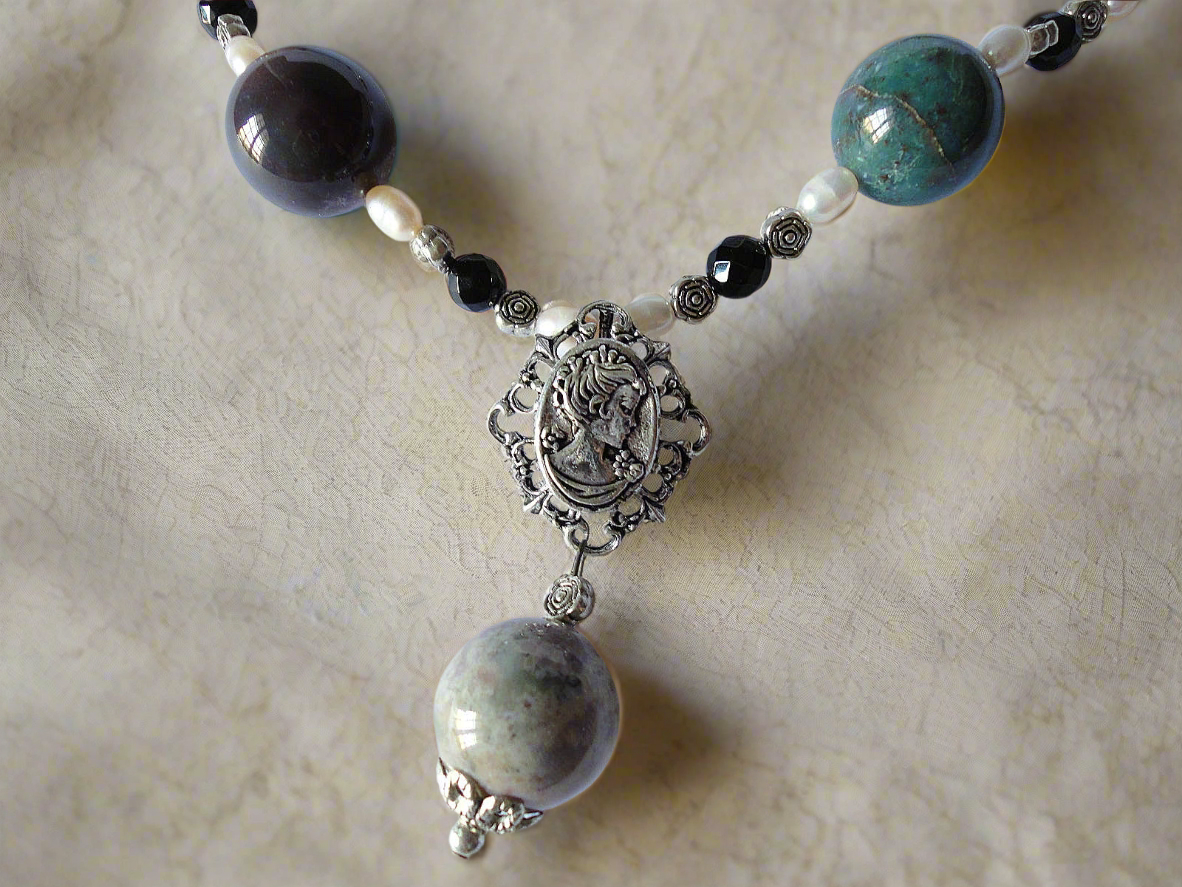 Collier en perles d' agates indiennes polies et petit camée en métal