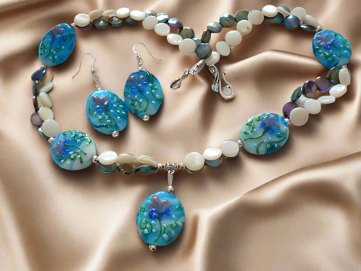Parure en perles de verre décorées et pastilles de nacre