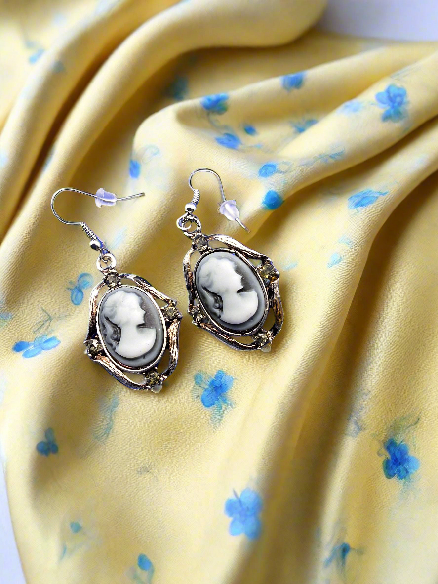 Boucles fantaisie camée bleu strass gris