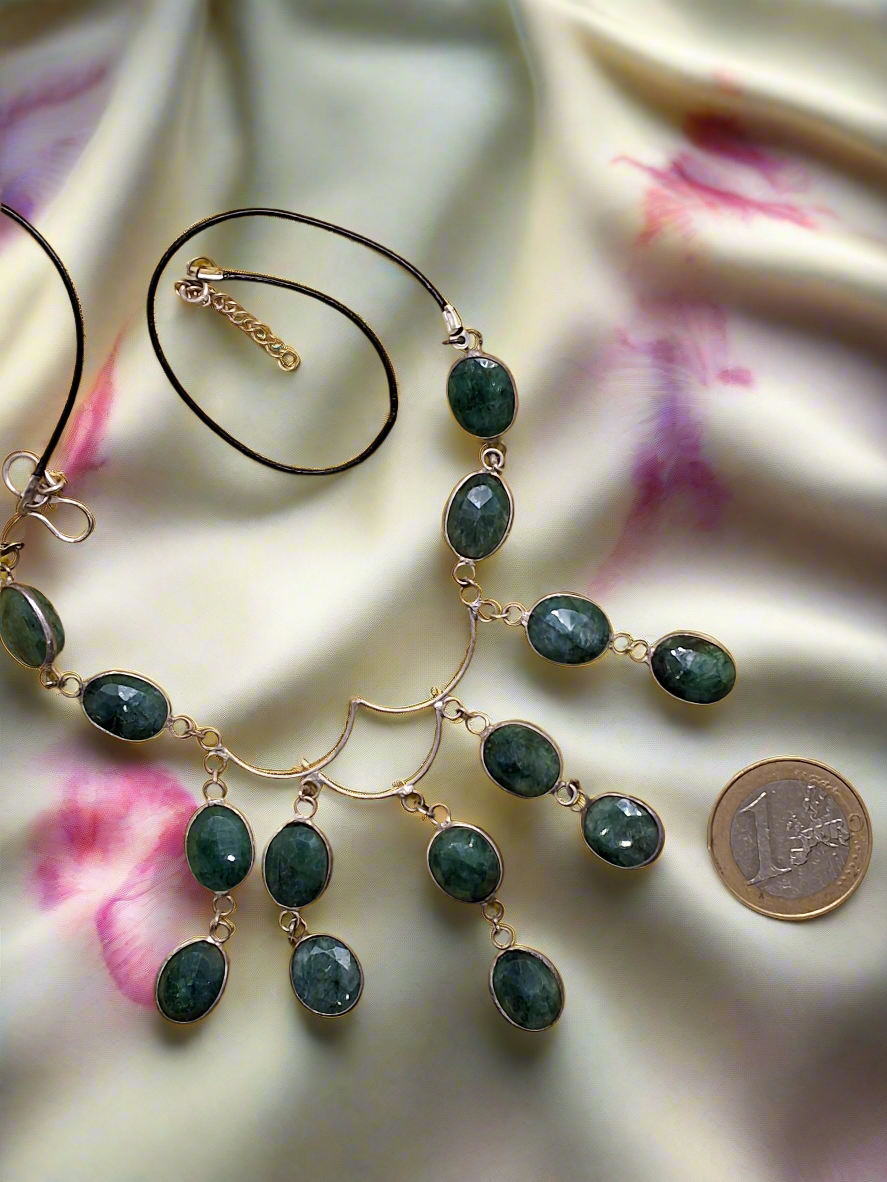 Collier en argent 925 avec émeraudes taillées sur lien de cuir