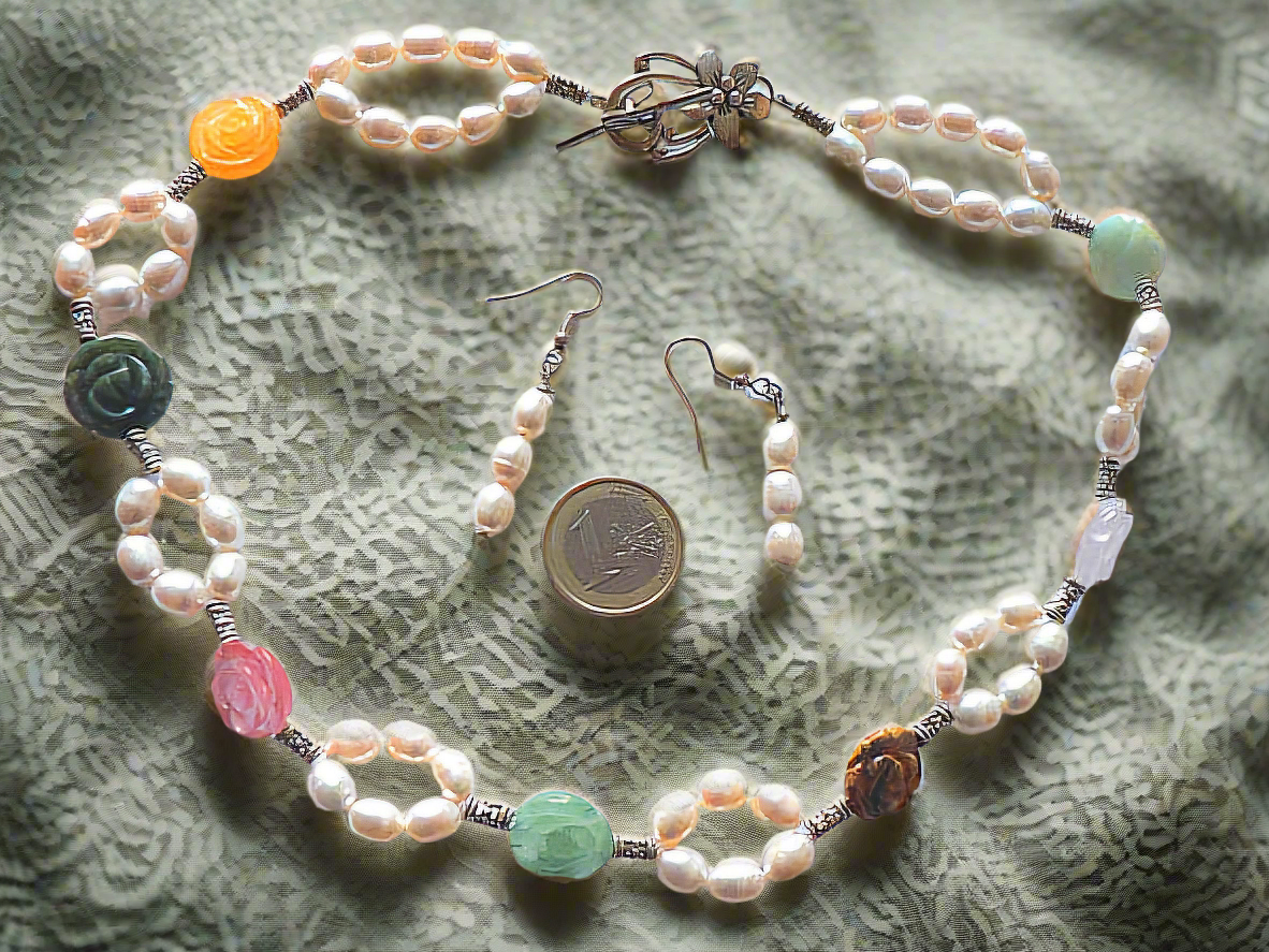 parure perles de culture avec fleurs multicolores en pierre naturelle