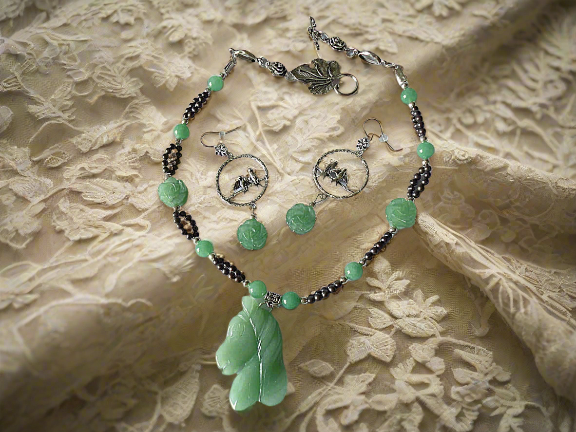 Parure en perles d' aventurine véritables sculptées en forme de fleurs et cheval
