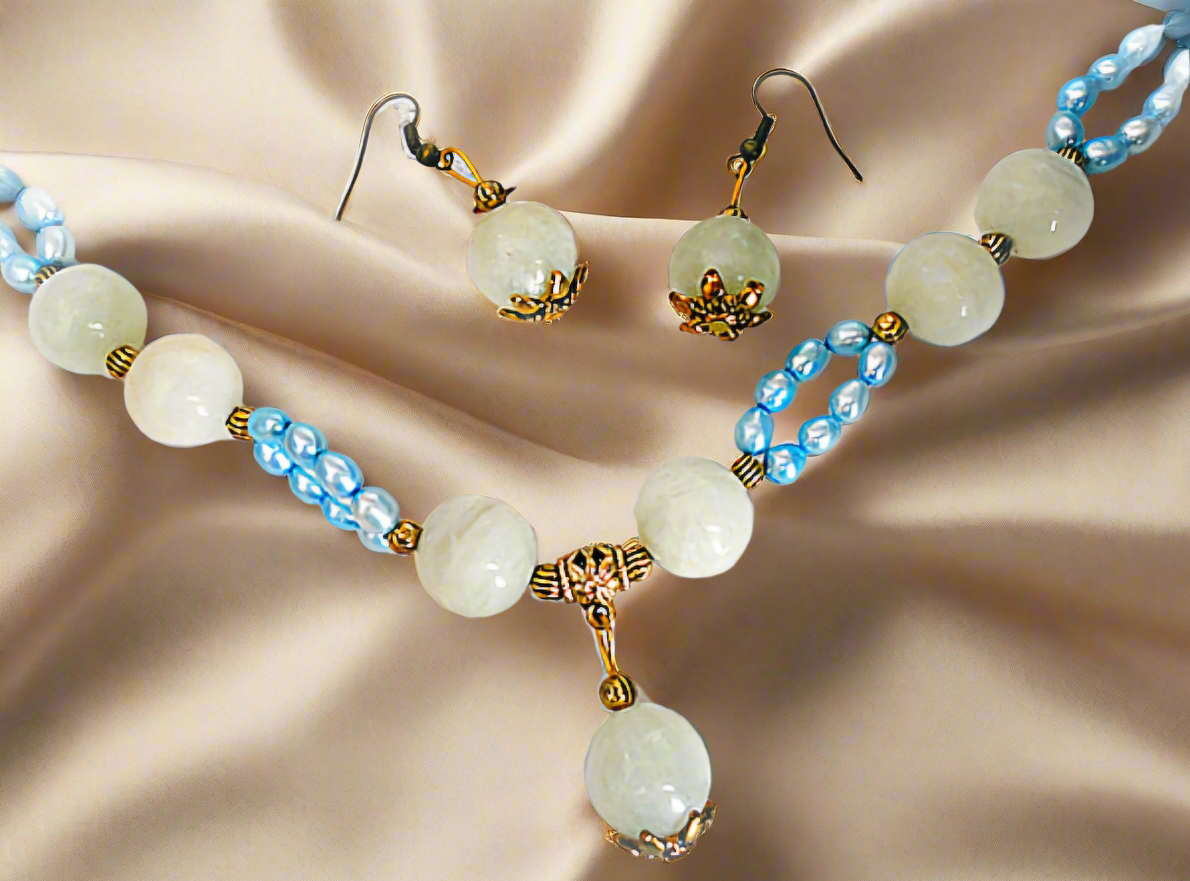 Parure pierres de lune grises et perles de culture bleues