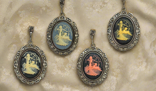🎃Grand pendentif camée représentant la déesse Diane auprès d’une biche. Couleur à choisir NACRELUNE pendentif