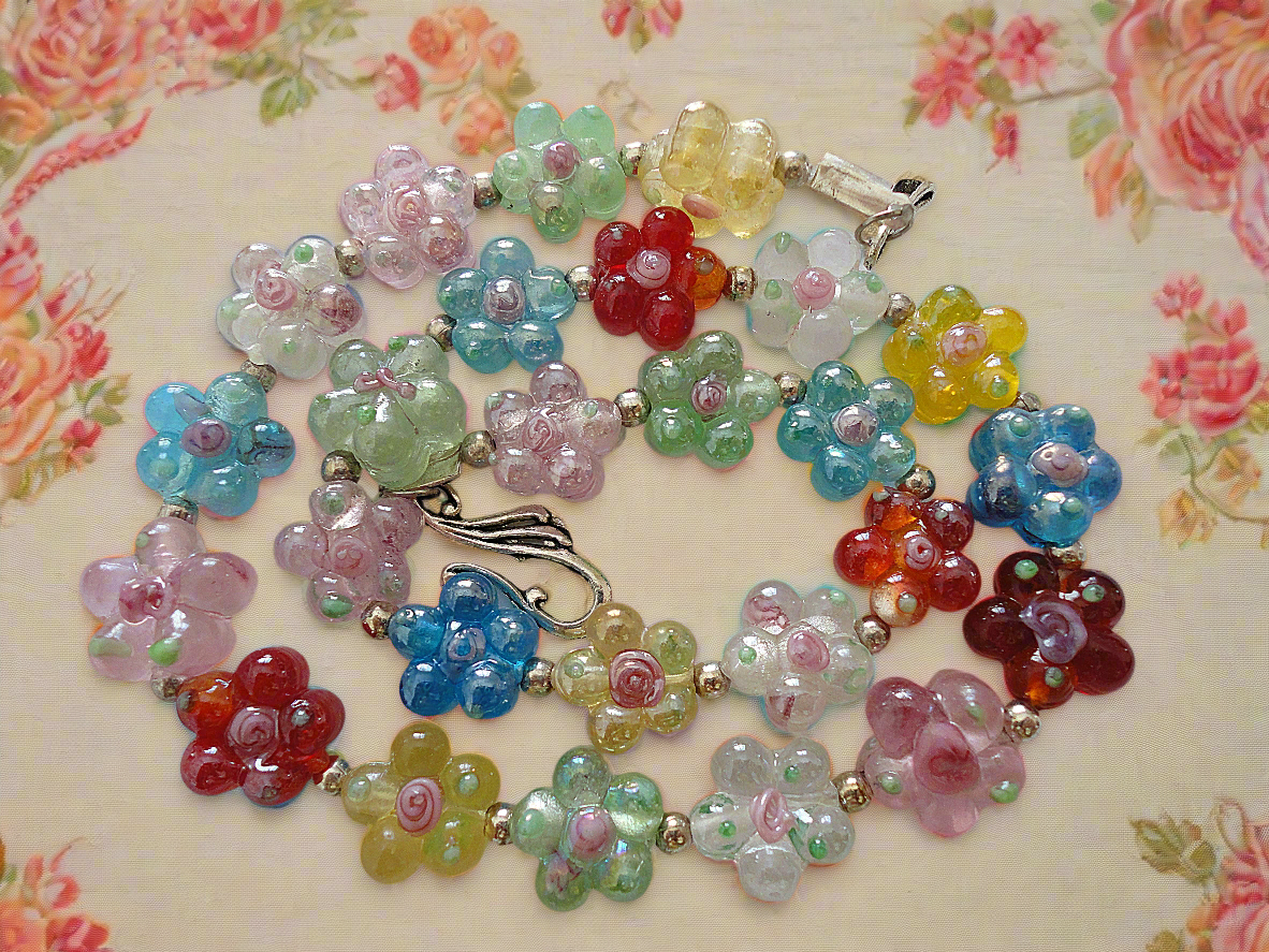 Parure de fleurs multicolores en résine