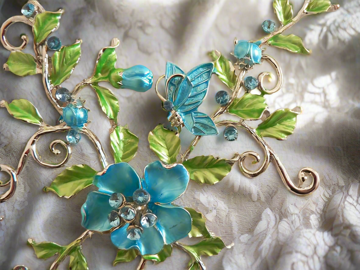 Parure en émail bleu avec fleurs, papillon et coccinelle