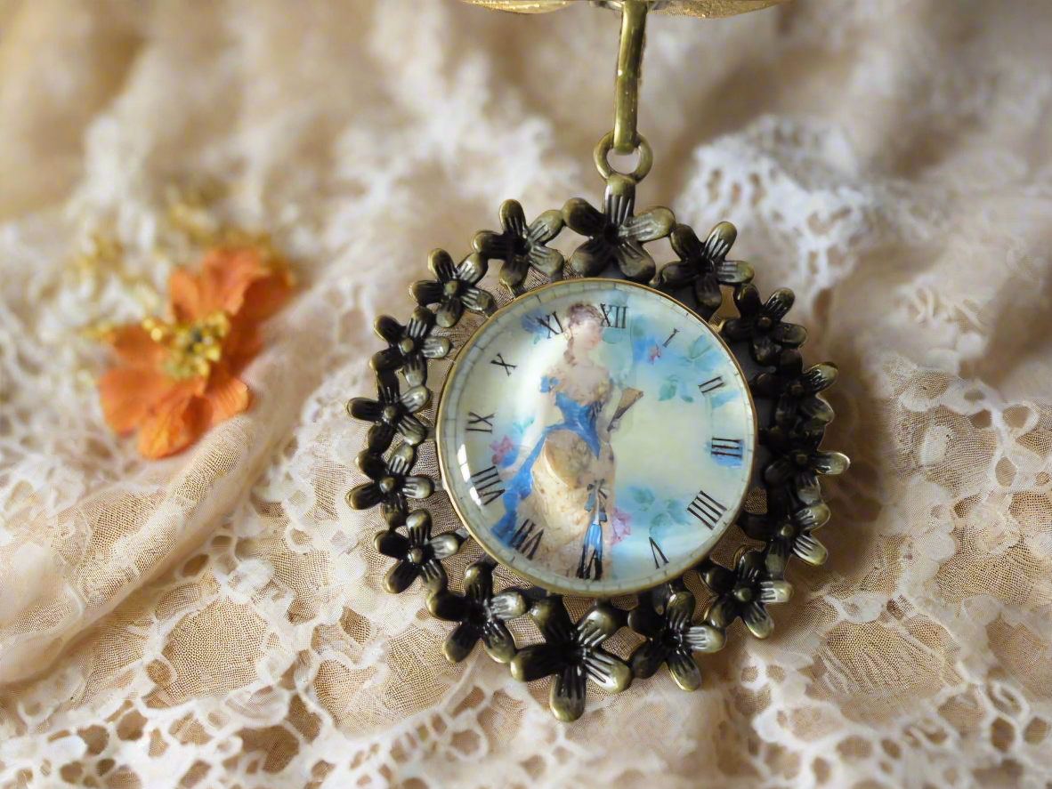 Collier en pierres de lune véritables et camée rond détail