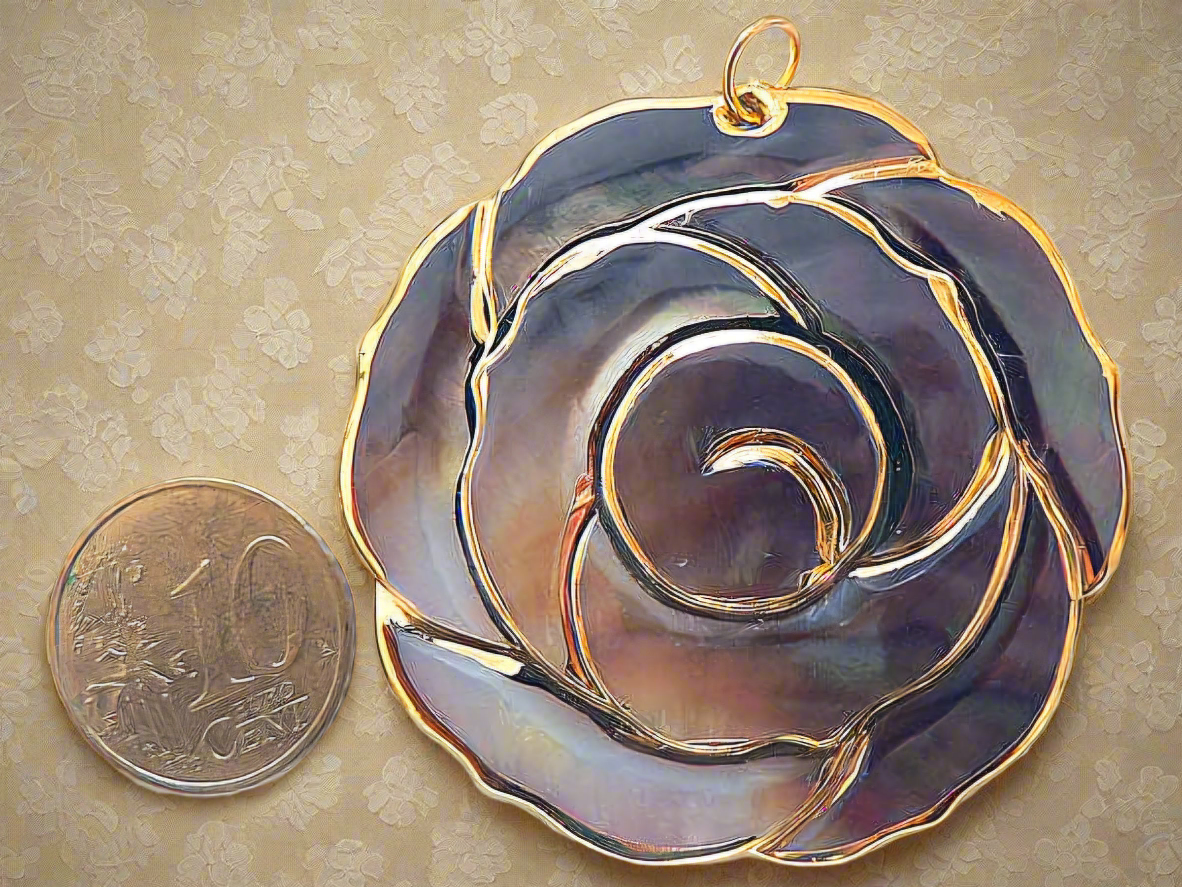 pendentif grande fleur nacre grises et dorée