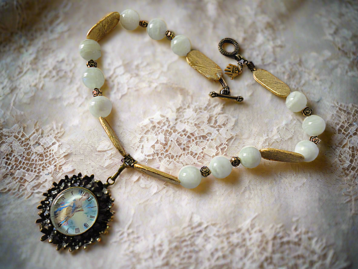 Collier en pierres de lune véritables et camée rond
