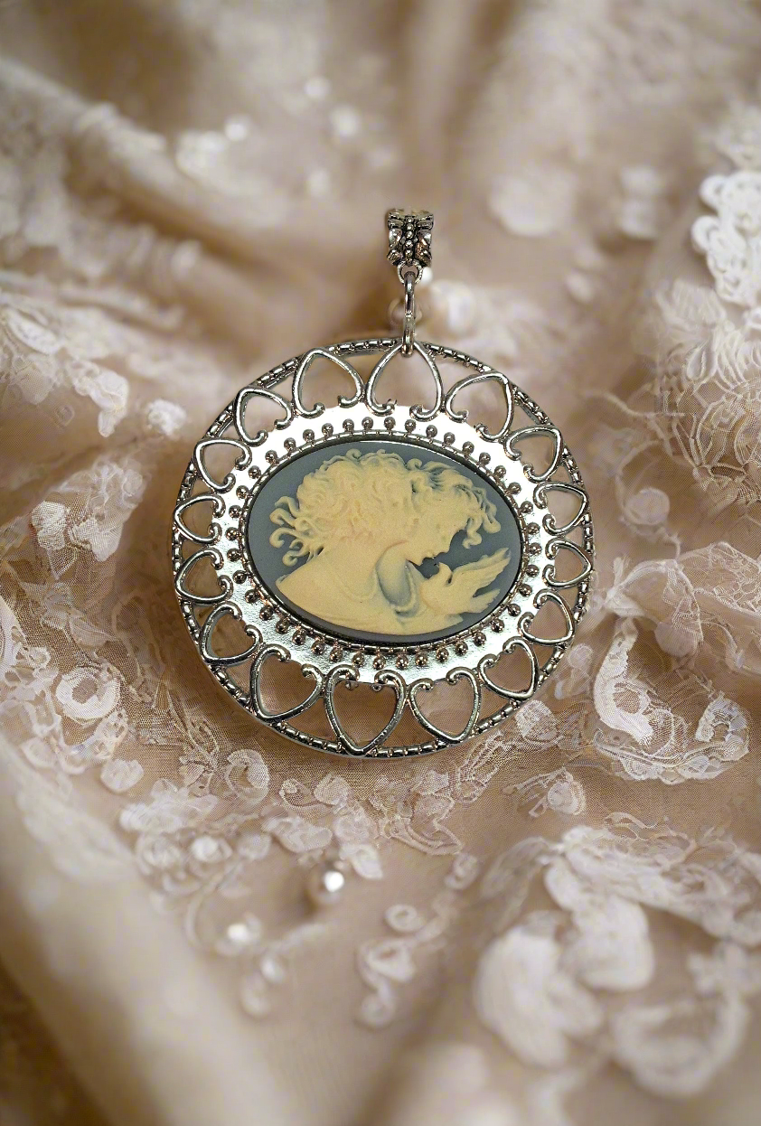 Grand pendentif camée en résine imitant le style ancien