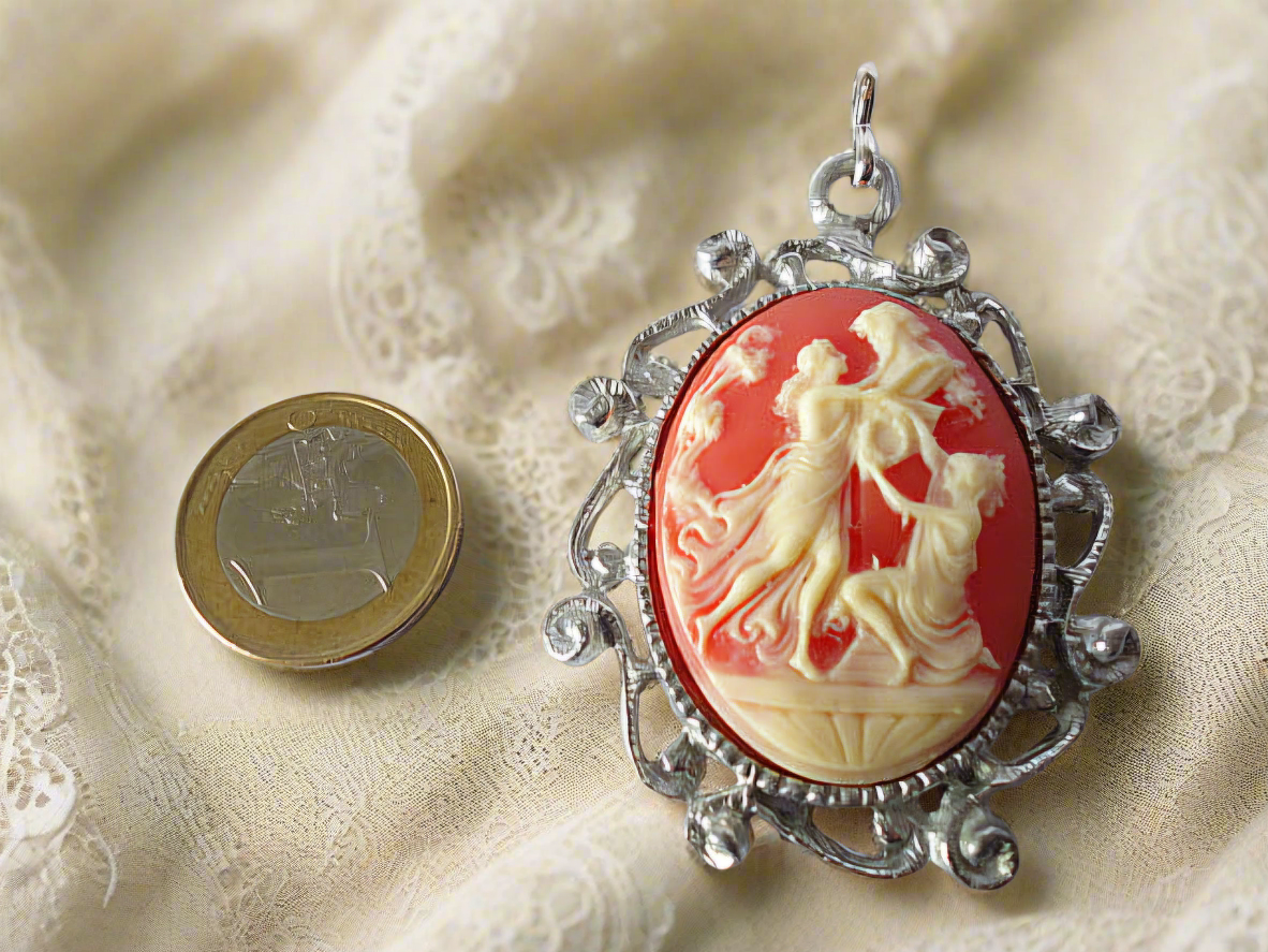 Grand pendentif camée en résine orange représentant 2 femmes