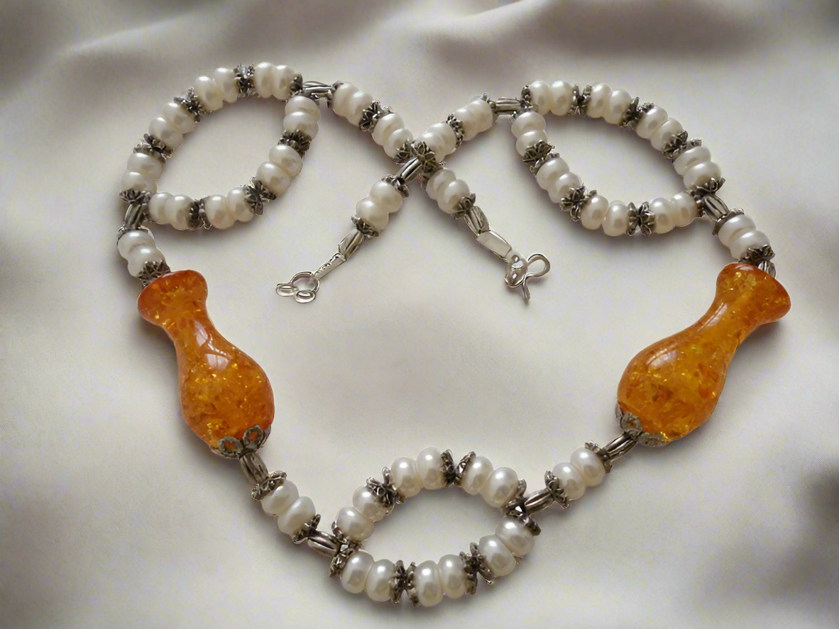 Collier en perles culture avec perles d'ambres pressé