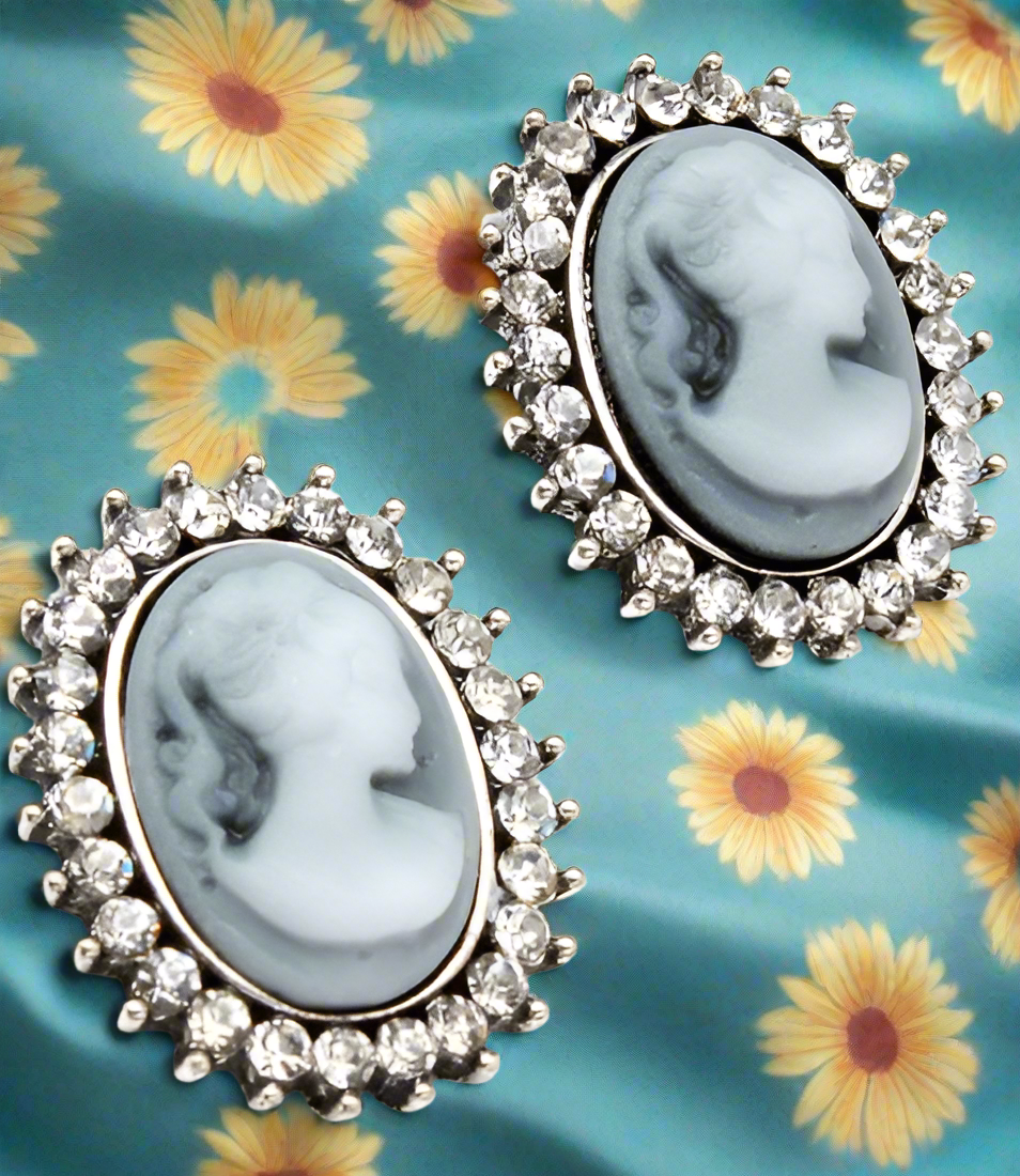 Fancy cameo earrings BO31