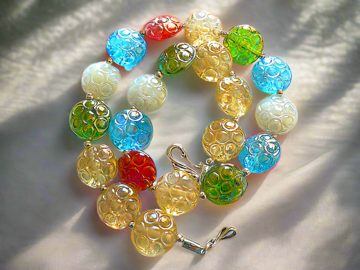 parure en perles de résine gravée