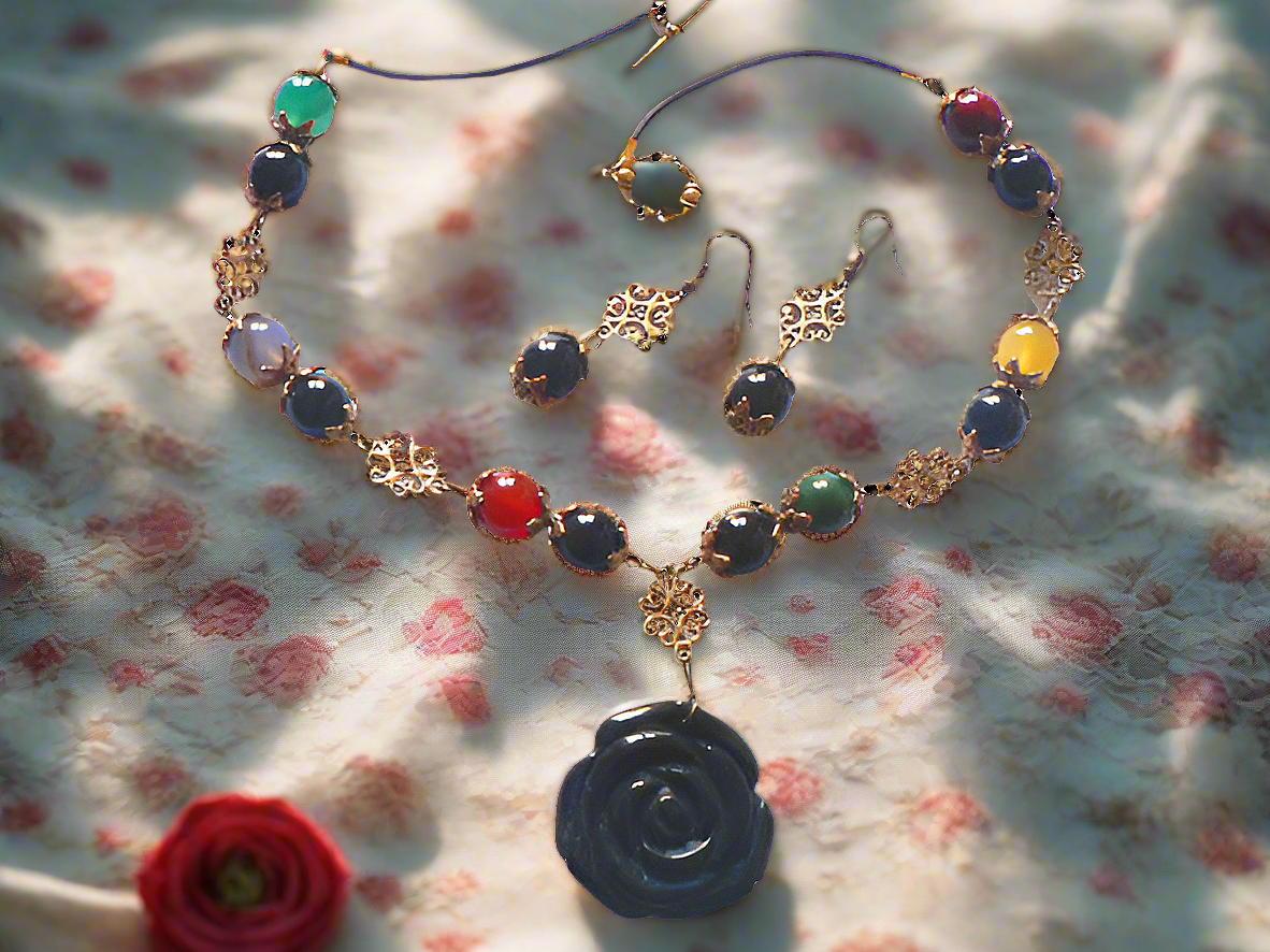 Parure en perles d'agates multicolores et rose sculptée en onyx