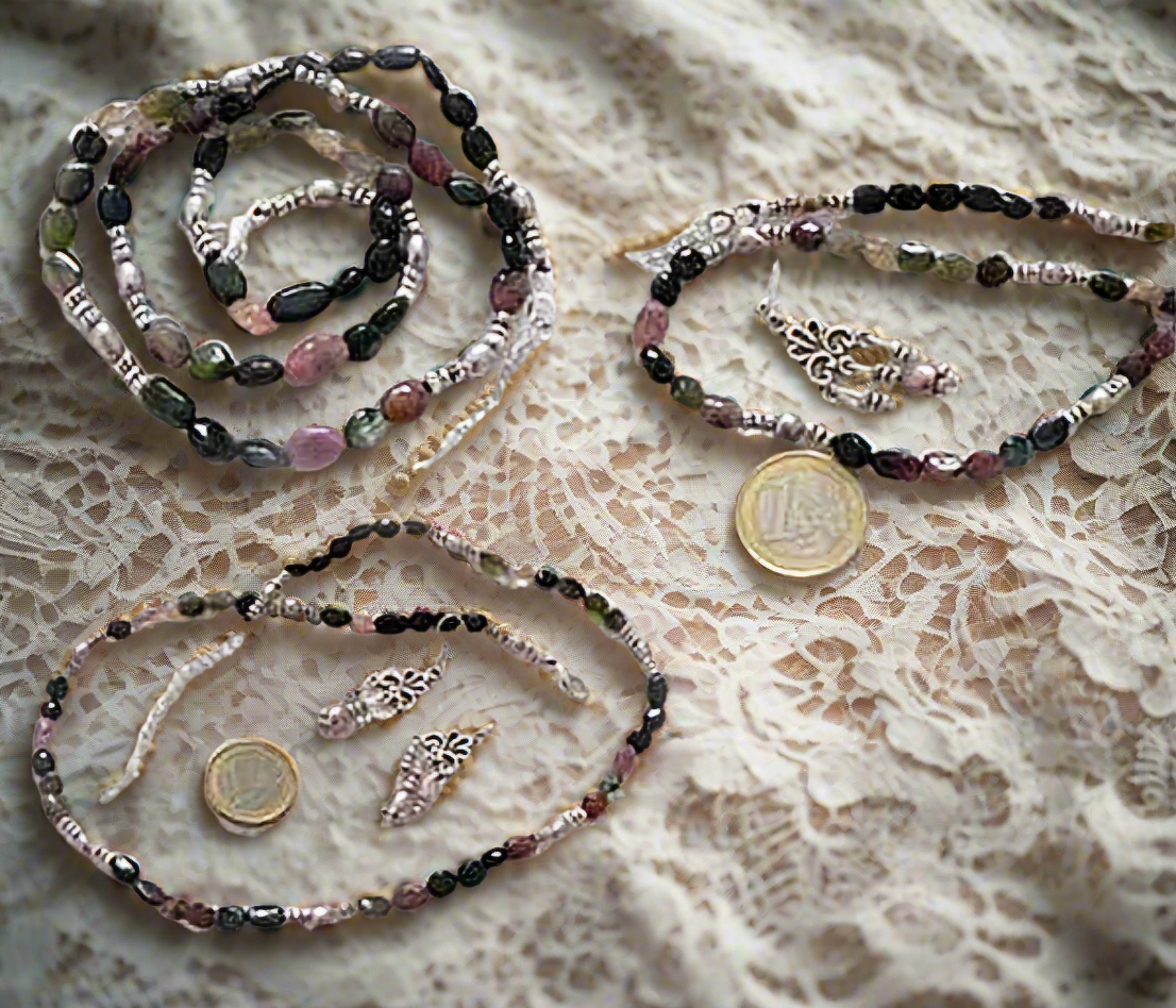 Parure en perles de tourmalines polies de différentes couleurs détails