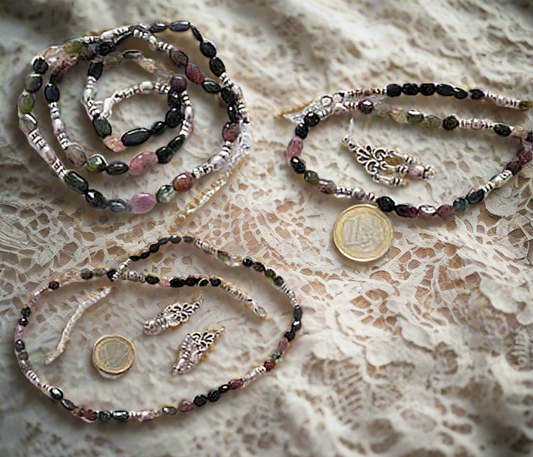 Parure en perles de tourmalines polies de différentes couleurs NACRELUNE parure